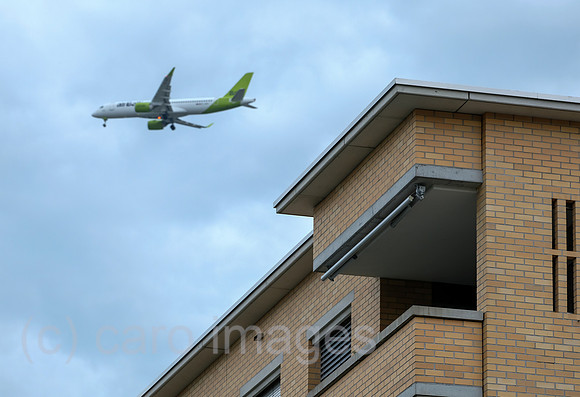 Schweiz, Zuerich - Landendes Flugzeug ueber dem Quartier Schwamedingen, nah am Flughafen Zuerich