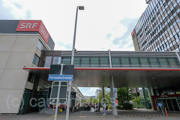 Schweiz, Zuerich - Zentrale des Schweizer Radio und Fernsehen (SRF), Haupteingang an der Fernsehstrasse, links der Publikumseingang