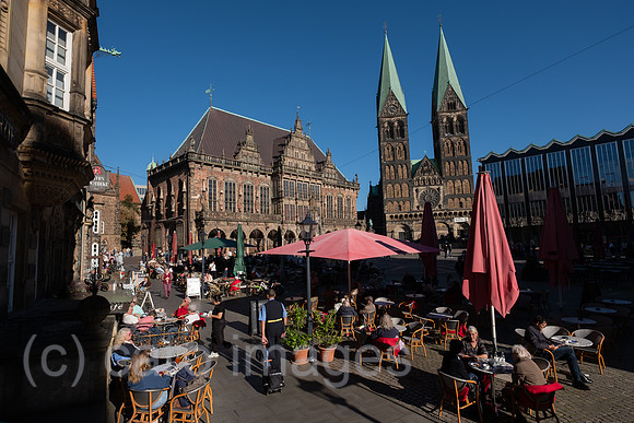 Deutschland, Bremen - Touristen und Einheimische in Cafes am Bremer Marktplatz, im Bild Bremer Rathaus und der Dom, rechts Bremer Buergerschaft