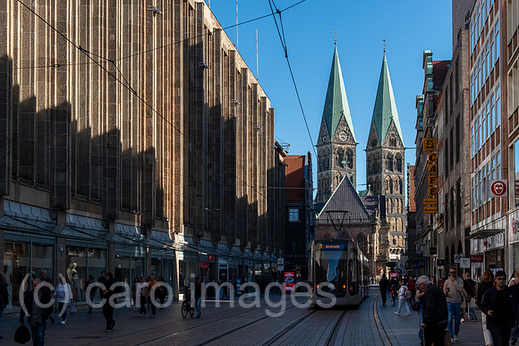Deutschland, Bremen - Blick durch die Fussgaengerzone und Einkaufsstrasse Obernstrasse auf den Bremer Dom, davor Seitenansicht des Rathauses, links GALERIA Bremen (Karstadt)