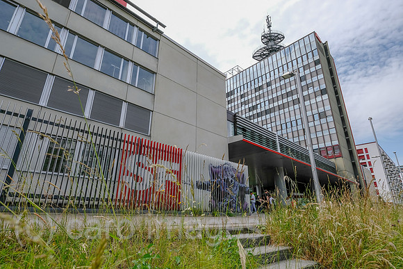 Schweiz, Zuerich - Zentrale des Schweizer Radio und Fernsehen (SRF), rechts Haupteingang an der Fernsehstrasse