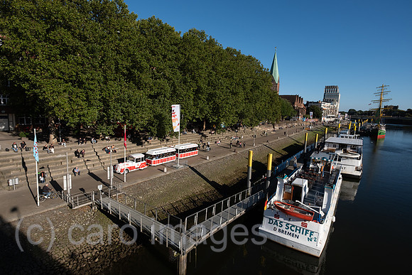 Deutschland, Bremen - Ausblick auf die Weserpromenade an der Schlachte, historisch mal ein Hafen, heute beliebter Treffpunkt fuer Einheimische und Touristen