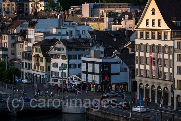 Schweiz, Zuerich - Blick vom Aussichtspunkt Lindenhof am rechten Flussufer des Flusses Limmat auf die andere Haelfte der Altstadt