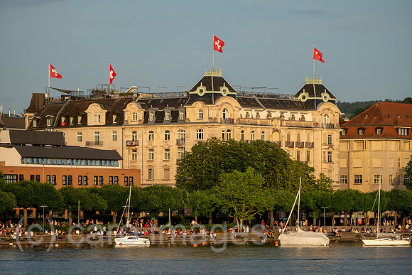 Schweiz, Zuerich - Das Utoschloss am Utoquai, Seefeld-Quartier, am Ufer des Zuerichsee im Zentrum, erbaut 1898-1900, Stil Belle Epoque