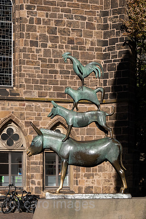 Deutschland, Bremen - Das bekannteste Wahrzeichen der Stadt, die Skulptur der Bremer Stadtmusikanten, Symbol der Freiheitsliebe und Unabhaengigkeit