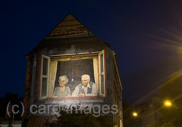 Deutschland, Bremen - Das bekannte Wandbild Oma und Opa am Rembertikreisel bei Nacht, eigentlicher Name: Blick aus dem Fenster