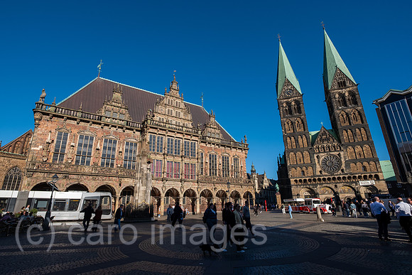 Deutschland, Bremen - Das Bremer Rathaus (Backsteingotik) am Marktplatz, Wahrzeichen der Hansestadt und UNESCO-Welterbe, rechts der Dom