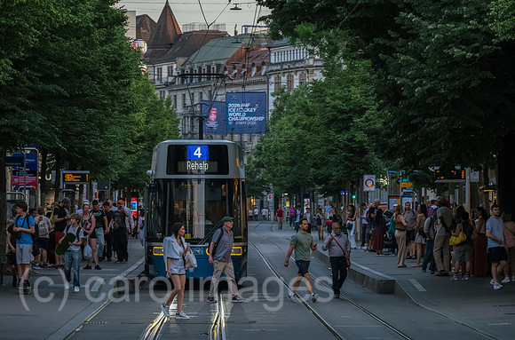 Schweiz, Zuerich - Stadtleben mit Tram in der Nobelmeile Bahnhofstrasse