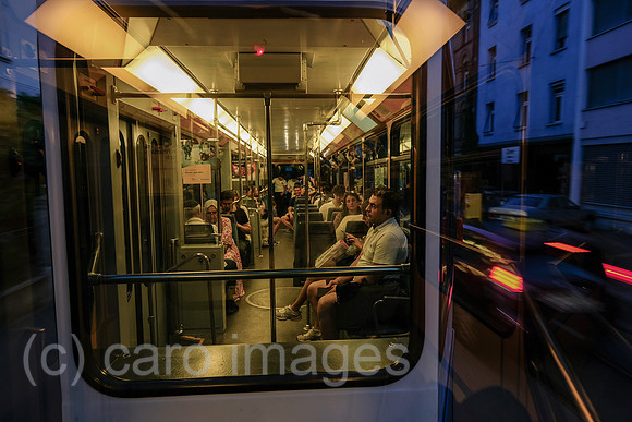 Schweiz, Zuerich - Blick in eine Tram des Zuercher Verkehrsverbund (ZVV) am Abend waehrend der Fahrt, Auto ueberholt