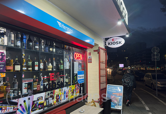 Deutschland, Bremen - Kiosk mit viel Alkoholika in der Innenstadt