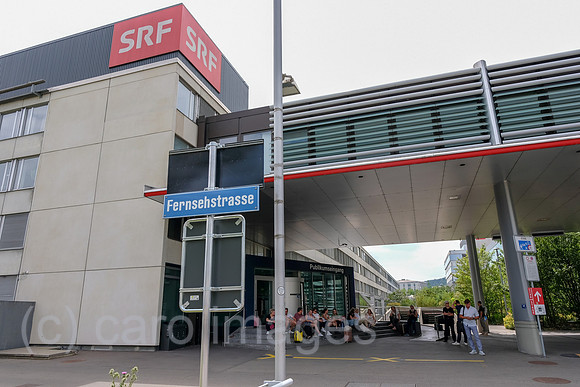 Schweiz, Zuerich - Zentrale des Schweizer Radio und Fernsehen (SRF), Haupteingang an der Fernsehstrasse, links der Publikumseingang