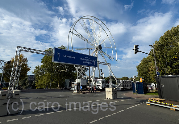Deutschland, Bremen - Vorbereitung zum Tag der Deutschen Einheit 2026 in Bremen, Riesenrad wird an der Weser montiert