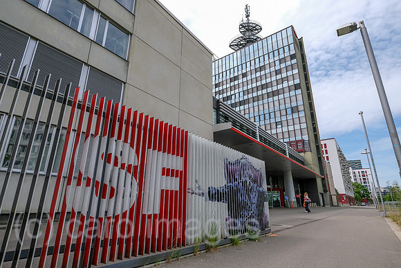 Schweiz, Zuerich - Zentrale des Schweizer Radio und Fernsehen (SRF), rechts Haupteingang an der Fernsehstrasse