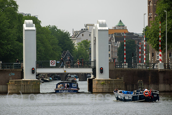 Niederlande, Amsterdam - Ausflugsboot unterquert Bruecke und Schleuse zwischen dem IJ und dem Grachtenguertel