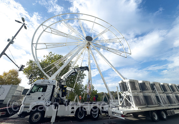 Deutschland, Bremen - Vorbereitung zum Tag der Deutschen Einheit 2026 in Bremen, Riesenrad wird an der Weser montiert