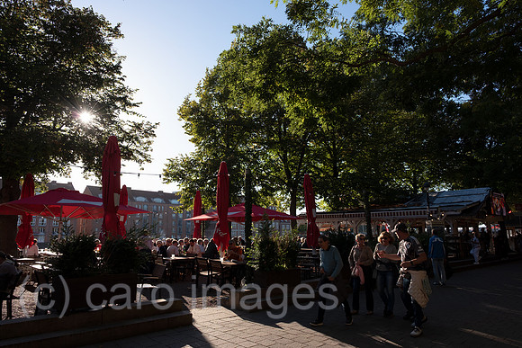 Deutschland, Bremen - Biergarten an der Schlachte, historisch Ort eines Hafens an der Weser, heute beliebter Treffpunkt fuer Einheimische und Touristen