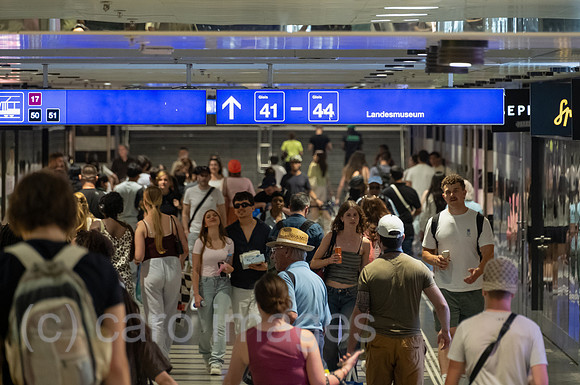 Schweiz, Zuerich - Unterfuehrung mit Zugang zu den Gleisen am Zuerich Hauptbahnhof