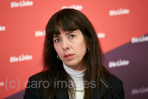 Berlin, Deutschland - Elif Eralp von Die LInke bei einer Pressekonferenz in der Parteizentrale.