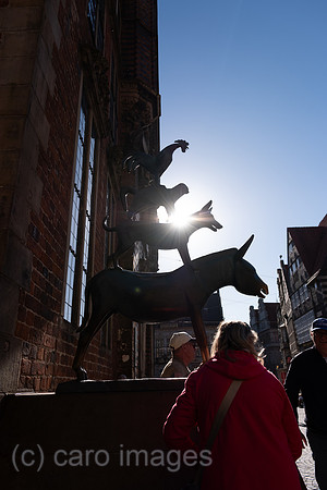 Deutschland, Bremen - Das bekannteste Wahrzeichen der Stadt, die Skulptur der Bremer Stadtmusikanten, Symbol der Freiheitsliebe und Unabhaengigkeit