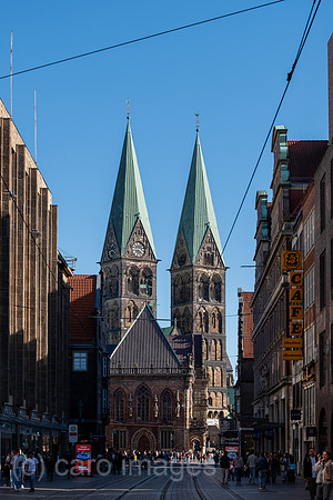 Deutschland, Bremen - Blick durch die Fussgaengerzone und Einkaufsstrasse Obernstrasse auf den Bremer Dom, davor Seitenansicht des Rathauses, links GALERIA Bremen (Karstadt)
