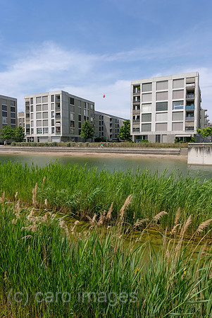 Schweiz, Opfikon - Kuenstliches Gewaesser am Opfikerpark beim modernen Glattpark Wohnquartier an der Peripherie von Zuerich fuer 7000 Einwohner