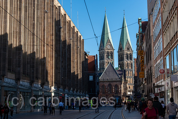 Deutschland, Bremen - Blick durch die Fussgaengerzone und Einkaufsstrasse Obernstrasse auf den Bremer Dom, davor Seitenansicht des Rathauses, links GALERIA Bremen (Karstadt)