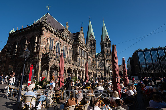 Deutschland, Bremen - Touristen und Einheimische in Cafes am Bremer Marktplatz, im Bild Bremer Rathaus und der Dom, rechts Bremer Buergerschaft