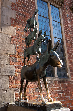Deutschland, Bremen - Das bekannteste Wahrzeichen der Stadt, die Skulptur der Bremer Stadtmusikanten, Symbol der Freiheitsliebe und Unabhaengigkeit
