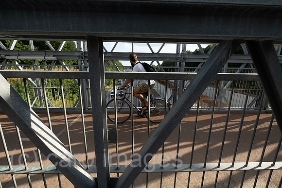Deutschland, Hamburg - Fahrradfahrer auf einer Bruecke fuer Fussgaenger und Fahrradfahrer ueber eine Autobahn