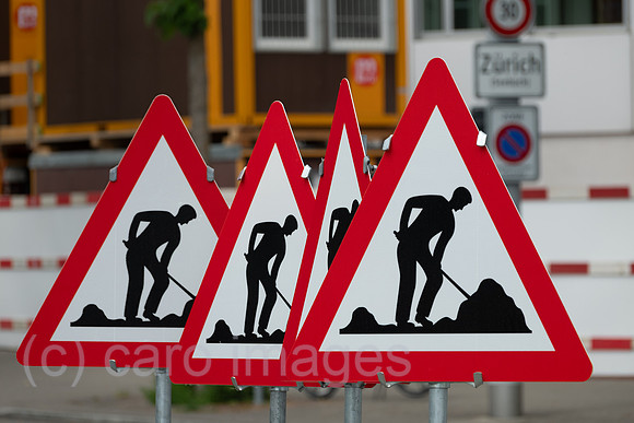Schweiz, Zuerich - Mehrere Warnschilder einer Baustelle nebeneinander