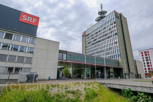 Schweiz, Zuerich - Zentrale des Schweizer Radio und Fernsehen (SRF), Haupteingang an der Fernsehstrasse
