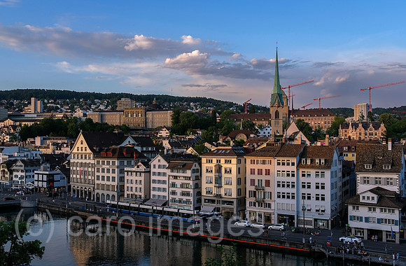 Schweiz, Zuerich - Blick vom Aussichtspunkt Lindenhof am rechten Flussufer des Flusses Limmat auf die andere Haelfte der Altstadt
