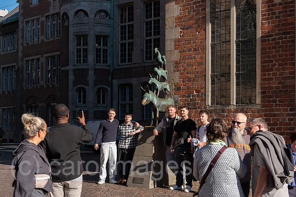 Deutschland, Bremen - Das bekannteste Wahrzeichen der Stadt, die Skulptur der Bremer Stadtmusikanten, Symbol der Freiheitsliebe und Unabhaengigkeit, sowie beliebtes Fotomotiv bei Touristen