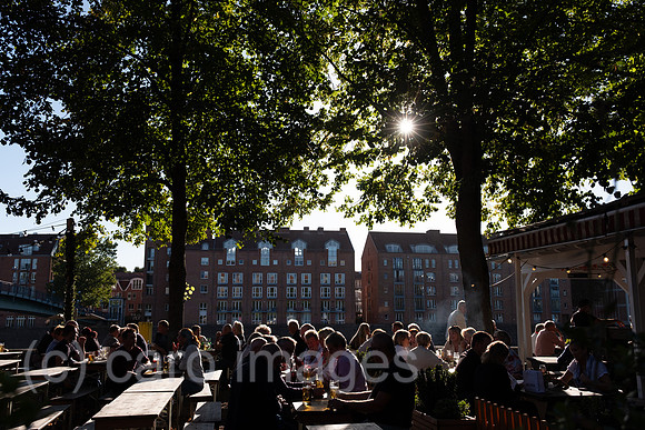 Deutschland, Bremen - Biergarten an der Schlachte, historisch Ort eines Hafens an der Weser, heute beliebter Treffpunkt fuer Einheimische und Touristen