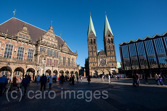 Deutschland, Bremen - Das Bremer Rathaus (Backsteingotik) am Marktplatz, Wahrzeichen der Hansestadt und UNESCO-Welterbe, rechts der Dom und die Bremer Buergerschaft