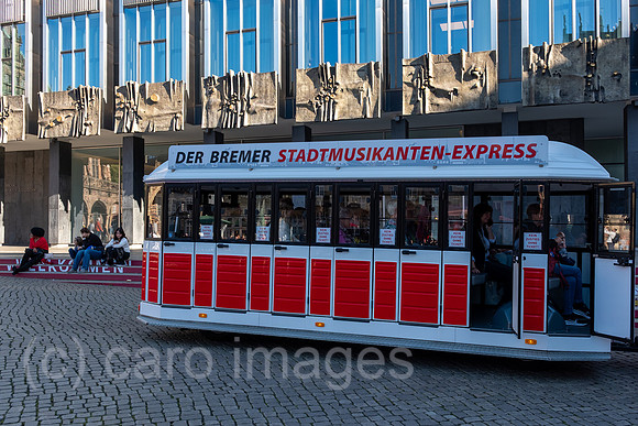 Deutschland, Bremen - Touristen in einem Elektrozug zur Besichtigung der Stadt, Foto vor der Buergerschaft am Marktplatz