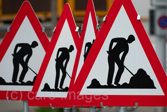 Schweiz, Zuerich - Mehrere Warnschilder einer Baustelle nebeneinander