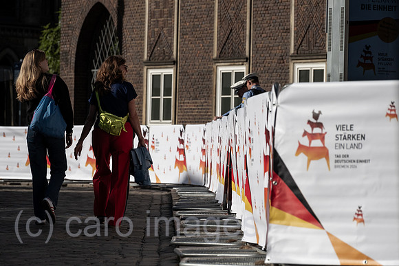 Deutschland, Bremen - Buergerfest Tag der Deutschen Einheit 2026 in Bremen, Logo mit den Bremer Stadtmusikanten und Motto Viele Staerken ein Land auf Absperrung mit Polizisten