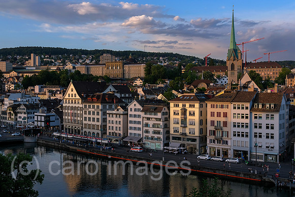 Schweiz, Zuerich - Aussichtspunkt Lindenhof am rechten Flussufer des Flusses Limmat mit Blick auf die andere Haelfte der Altstadt