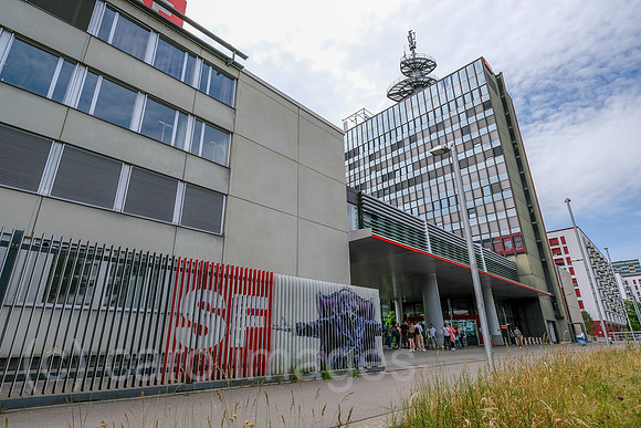 Schweiz, Zuerich - Zentrale des Schweizer Radio und Fernsehen (SRF), rechts Haupteingang an der Fernsehstrasse