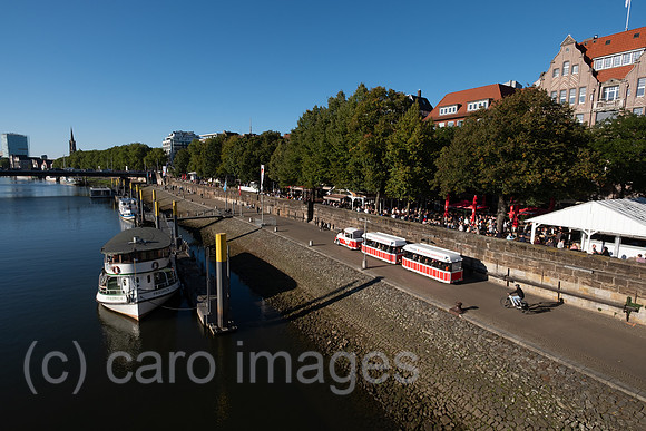 Deutschland, Bremen - Ausblick auf die Weserpromenade an der Schlachte, historisch mal ein Hafen, heute beliebter Treffpunkt fuer Einheimische und Touristen