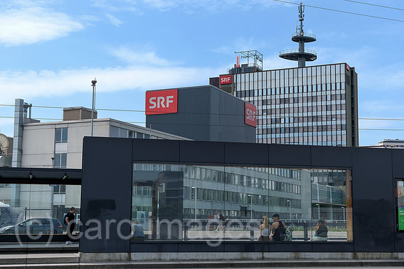 Schweiz, Zuerich - Zentrale des Schweizer Radio und Fernsehen (SRF) an der Fernsehstrasse, vorne eine Tramhaltestelle