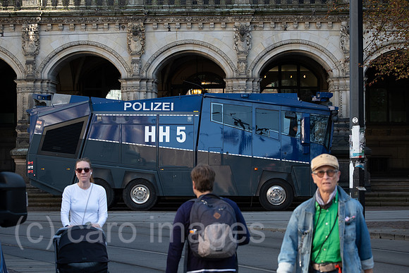 Deutschland, Bremen - Buergerfest Tag der Deutschen Einheit 2026 in Bremen, Wasserwerfer der Polizei in Bereitschaft
