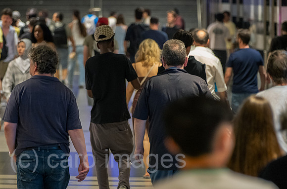 Schweiz, Zuerich - Unterfuehrung mit Zugang zu den Gleisen am Zuerich Hauptbahnhof