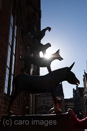 Deutschland, Bremen - Das bekannteste Wahrzeichen der Stadt, die Skulptur der Bremer Stadtmusikanten, Symbol der Freiheitsliebe und Unabhaengigkeit, Anfassen der Skulptur soll Glueck bringen