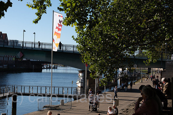 Deutschland, Bremen - Fahne mit speziellem Logo der Bremer Stadtmusikanten zum Tag der Deutschen Einheit 2026 in Bremen, Weserpromenade, Innenstadt