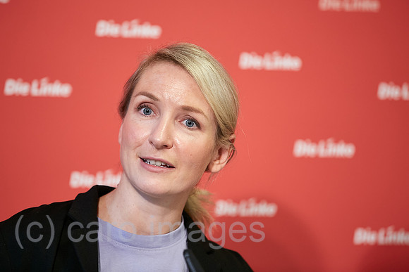 Berlin, Deutschland - Die Parteivorsitzende Ines Schwerdtner von Die LInke bei einer Pressekonferenz in der Parteizentrale.
