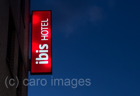 Deutschland, Bremen - Leuchtreklame an einem Ibis-Hotel