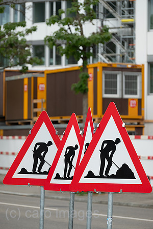 Schweiz, Zuerich - Mehrere Warnschilder einer Baustelle nebeneinander