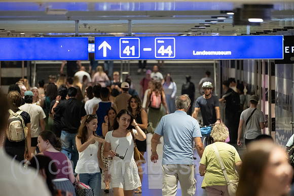 Schweiz, Zuerich - Unterfuehrung mit Zugang zu den Gleisen am Zuerich Hauptbahnhof